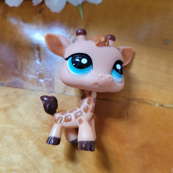 Littlest Pet Shop LPS #1610 Giraffe Cream Brown Blue Eyes 2007 - Picture 8 of 11